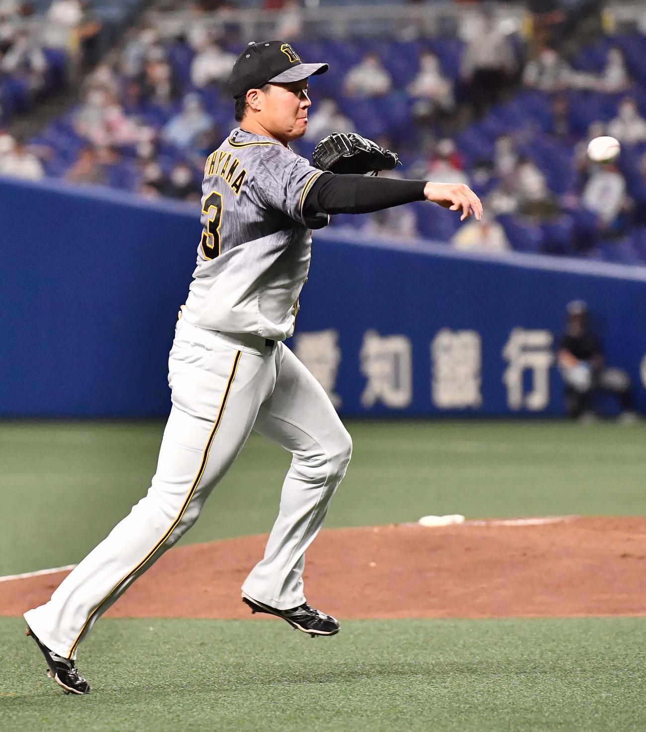 中日対阪神　2回裏中日1死二、三塁、大山は柳の打球を本塁に送球し、三塁野選とする（撮影・上田博志）