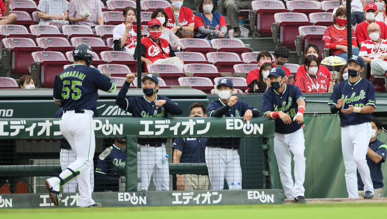 広島対ヤクルト　2回表ヤクルト無死、先制中越え本塁打を放った村上を迎えるナイン（撮影・加藤孝規）