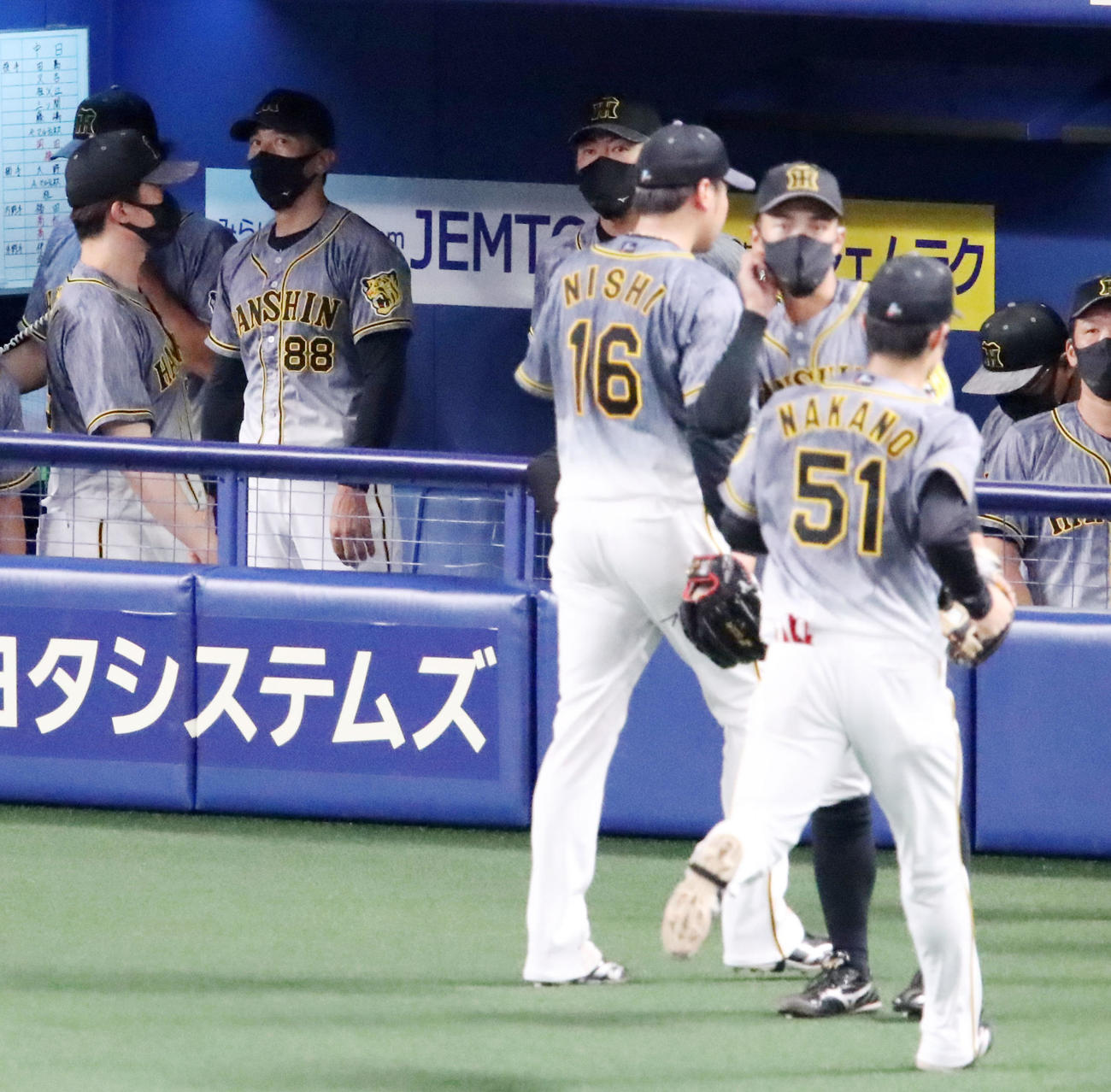 中日対阪神　2回裏、5点を失いベンチへ戻る西勇（右）を見つめる矢野監督（撮影・加藤哉）