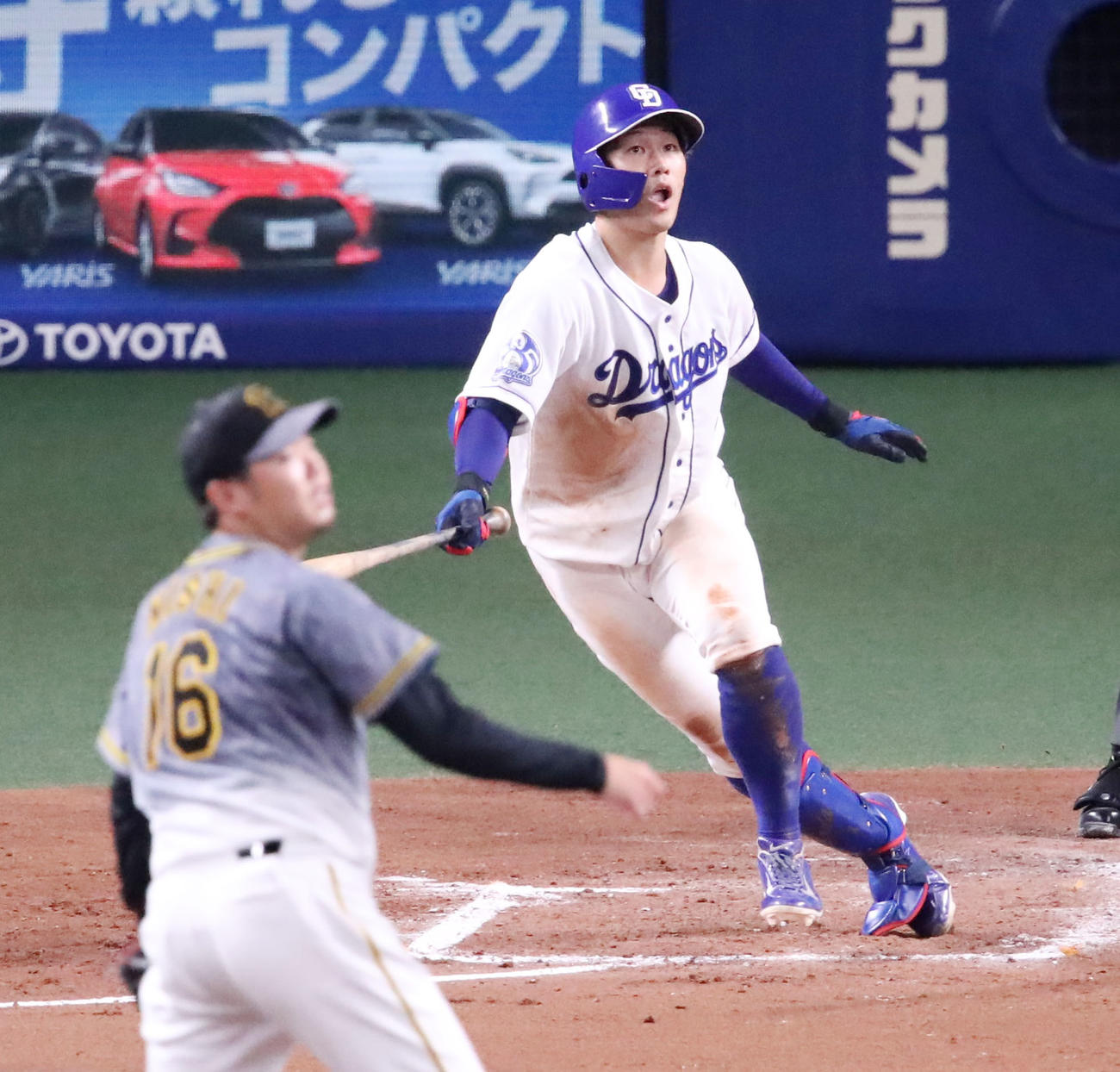 中日対阪神　2回裏中日1死一、三塁、京田は左前適時打を放つ。投手は西勇（撮影・加藤哉）