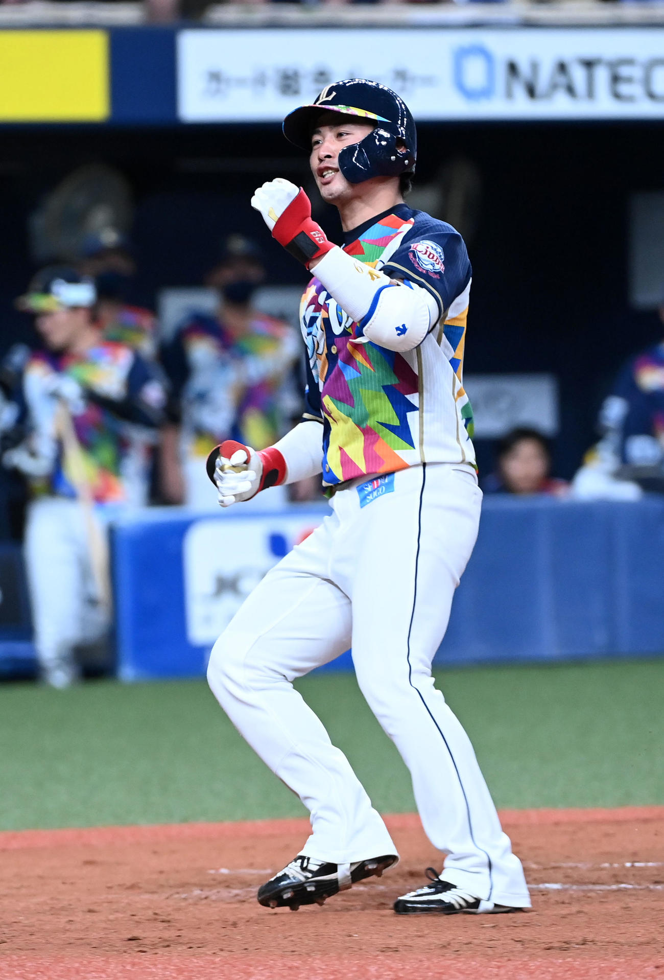 オリックス対西武　3回表西武1死、岸は左越え先制本塁打を放ち笑顔で生還（撮影・前岡正明）