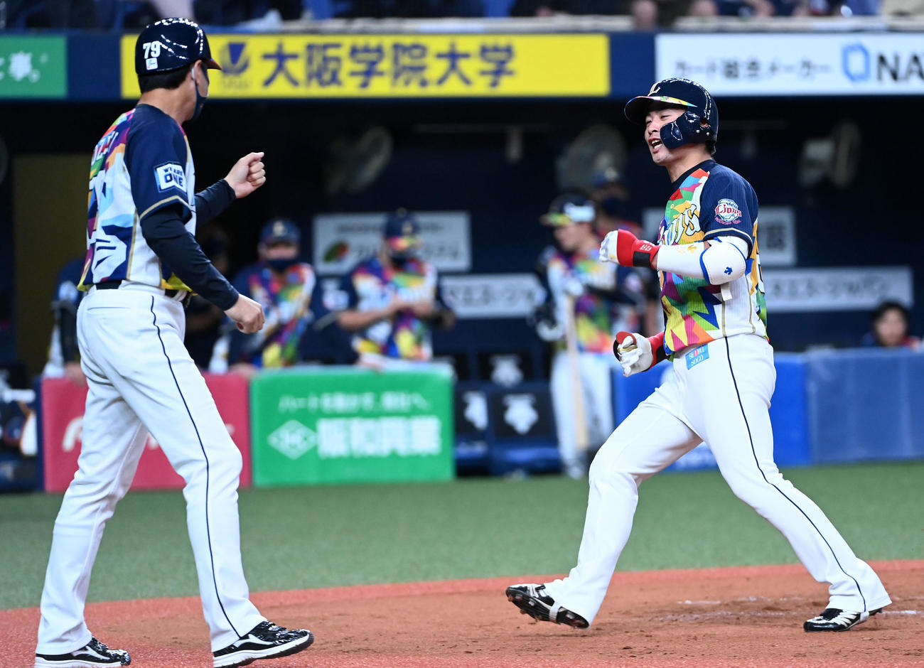 オリックス対西武　3回表西武1死、岸（右）は左越え先制本塁打を放ち小関コーチの祝福に笑顔を見せる（撮影・前岡正明）