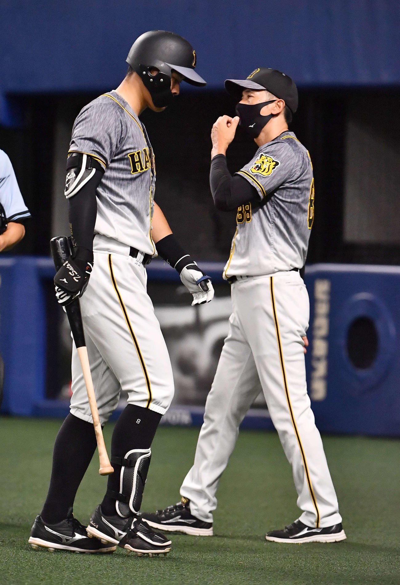 中日対阪神　7回表阪神2死、三振に倒れた佐藤輝（左）と交代を告げる矢野監督（撮影・上田博志）