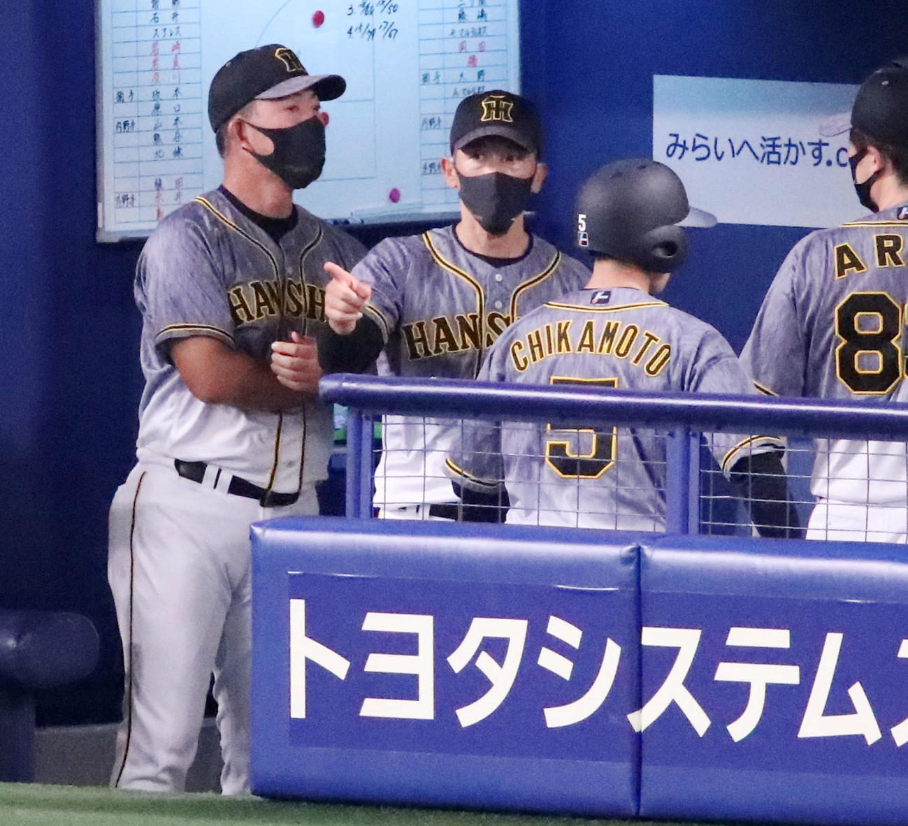 中日対阪神　5回裏、捕手を梅野から坂本に交代させた矢野監督（撮影・加藤哉）