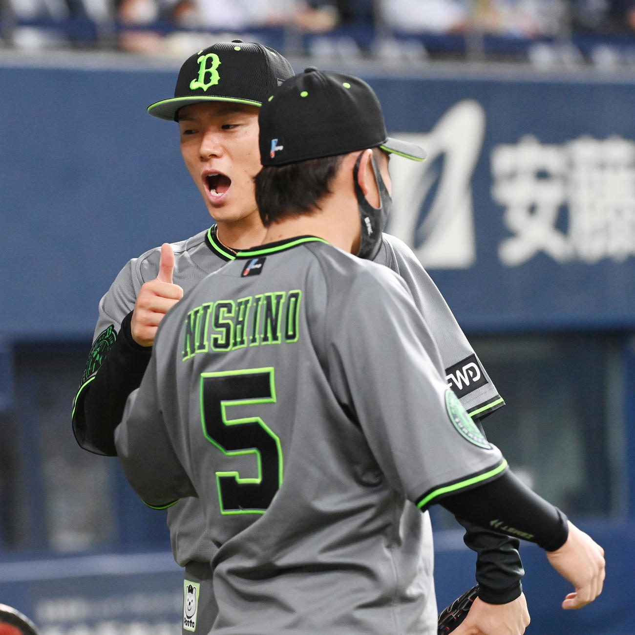 オリックス対西武　7回、サムアップでベンチに戻る山本（撮影・前岡正明）