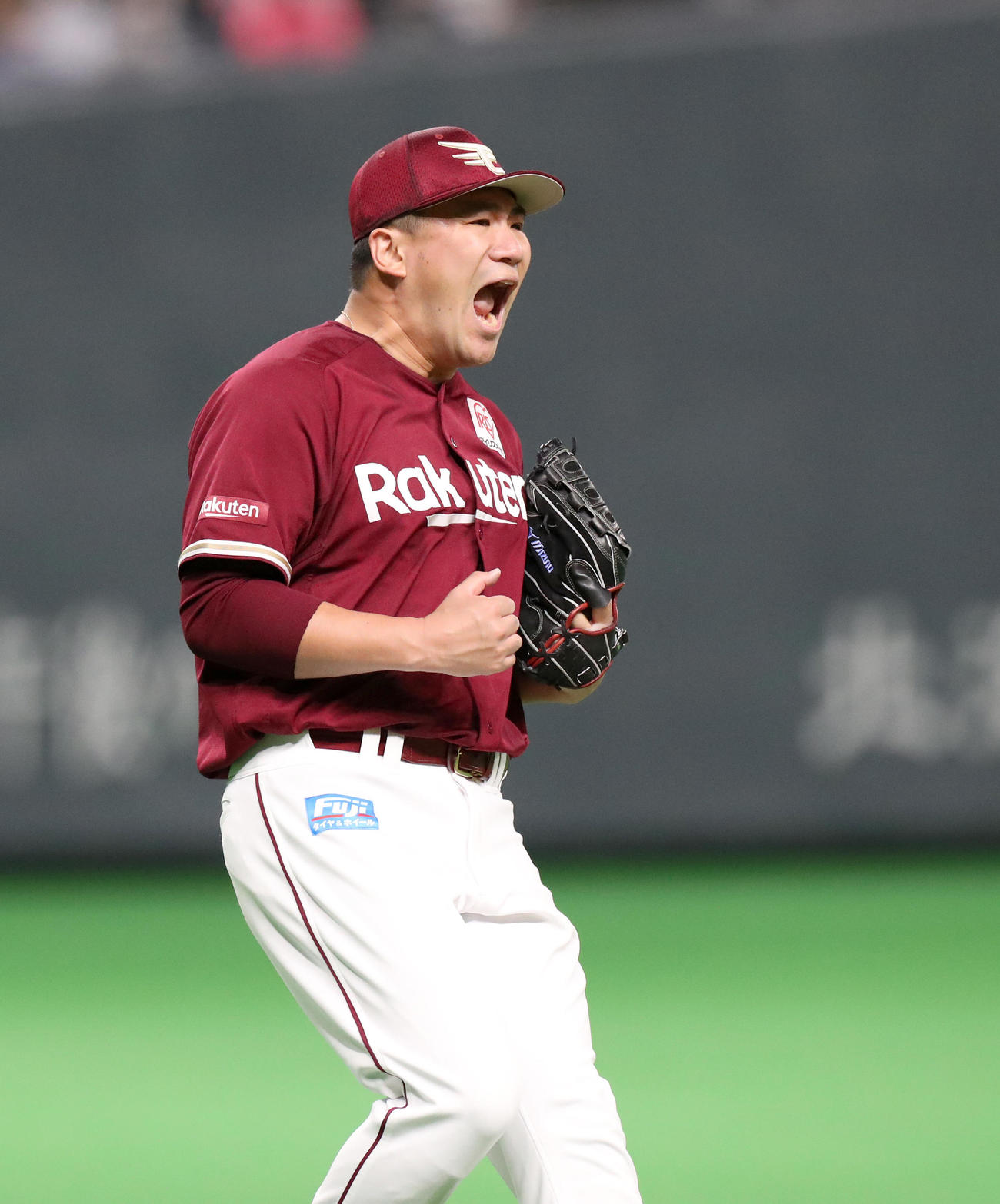 日本ハム対楽天　7回裏日本ハム2死、西川を一ゴロに仕留め雄叫びをあげる楽天田中将（撮影・佐藤翔太）