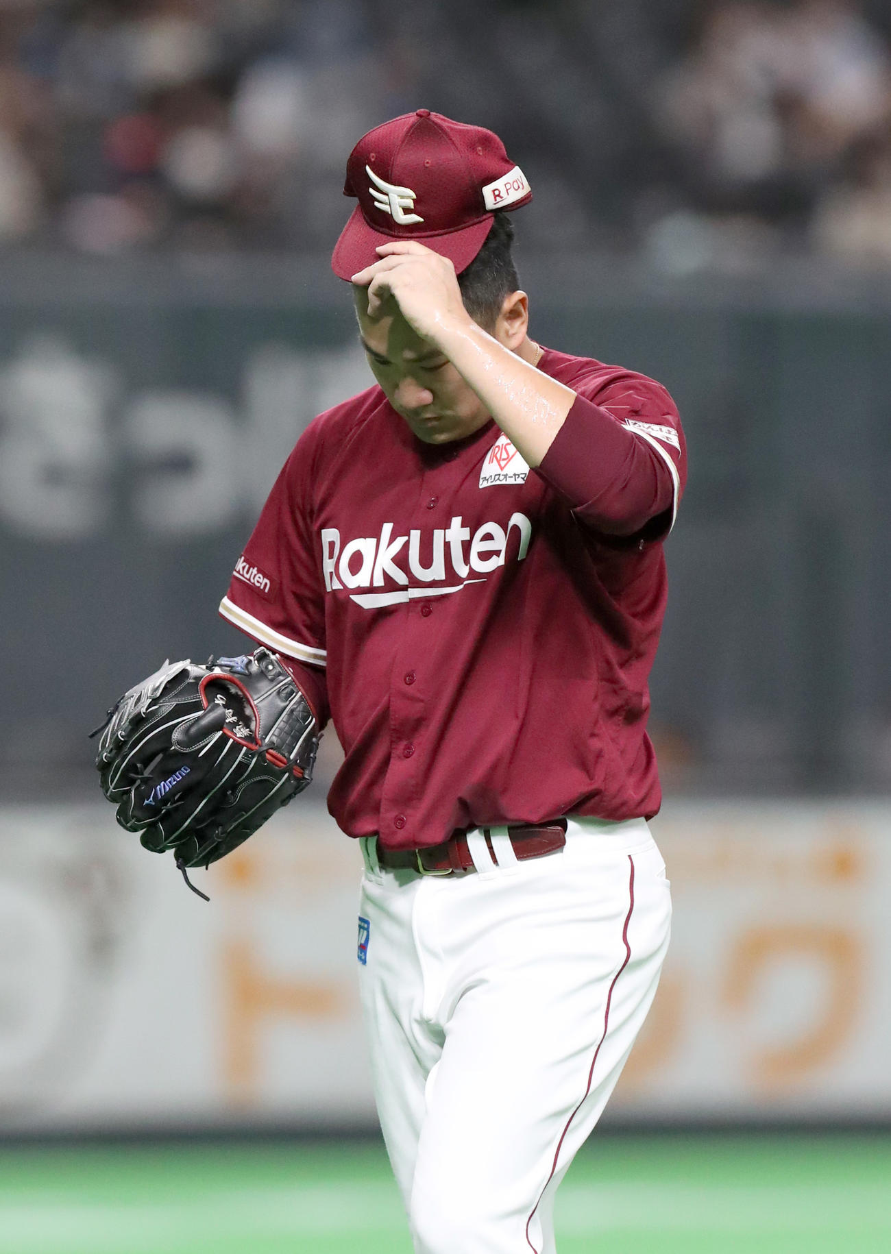 日本ハム対楽天　先制を許しベンチに戻る楽天田中将（撮影・佐藤翔太）