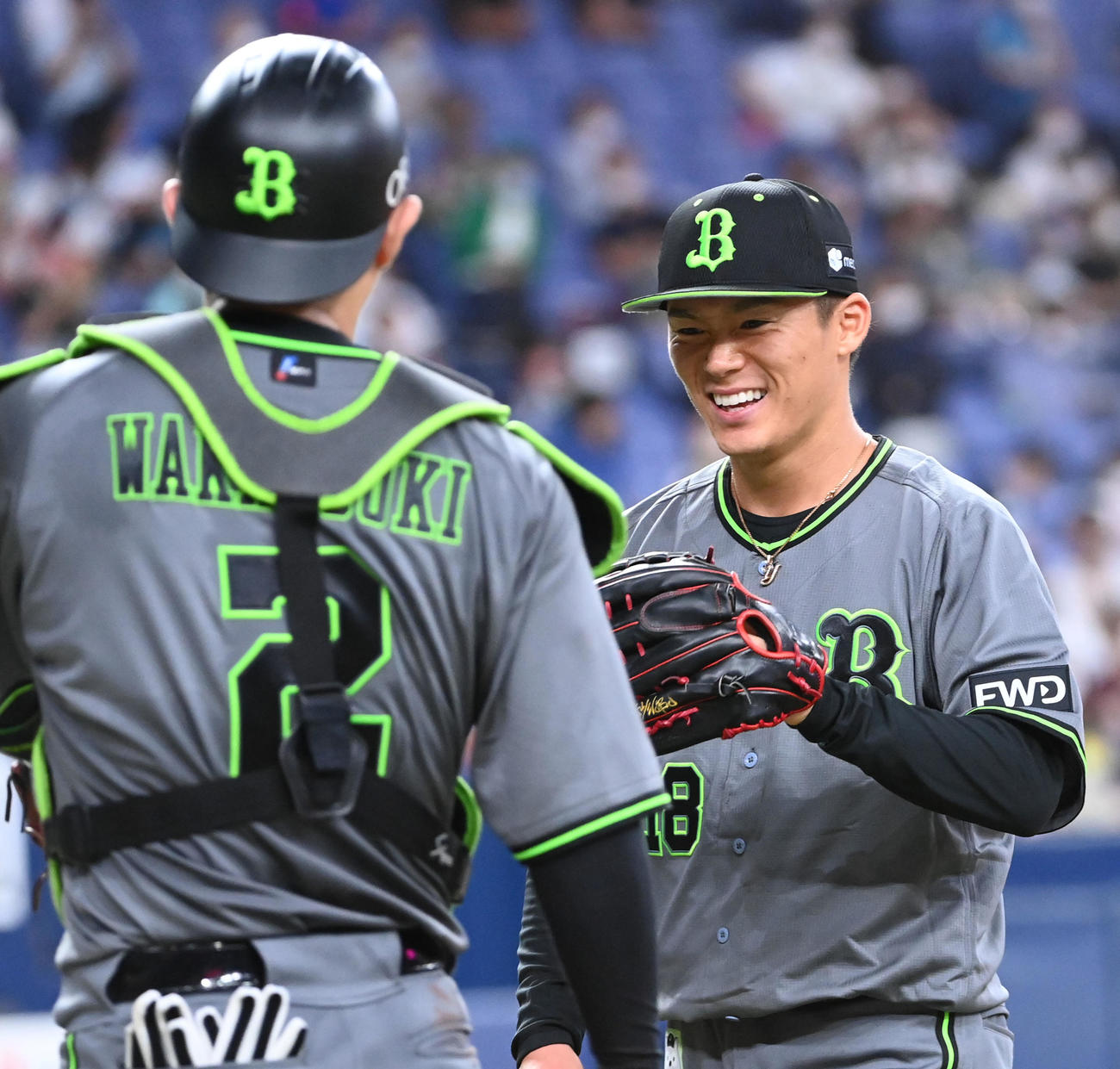 オリックス対西武　7回、笑顔で若月（左）とグラブタッチする山本（撮影・前岡正明）