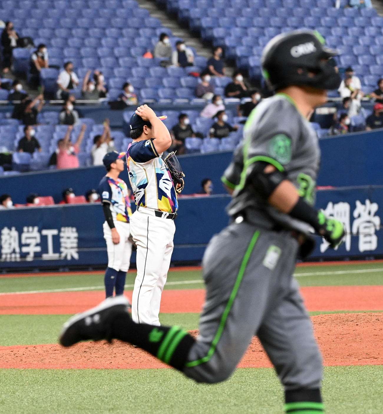 オリックス対西武　9回裏オリックス1死満塁、吉田正（手前）にサヨナラ中犠飛を打たれがっくりする平良（撮影・前岡正明）
