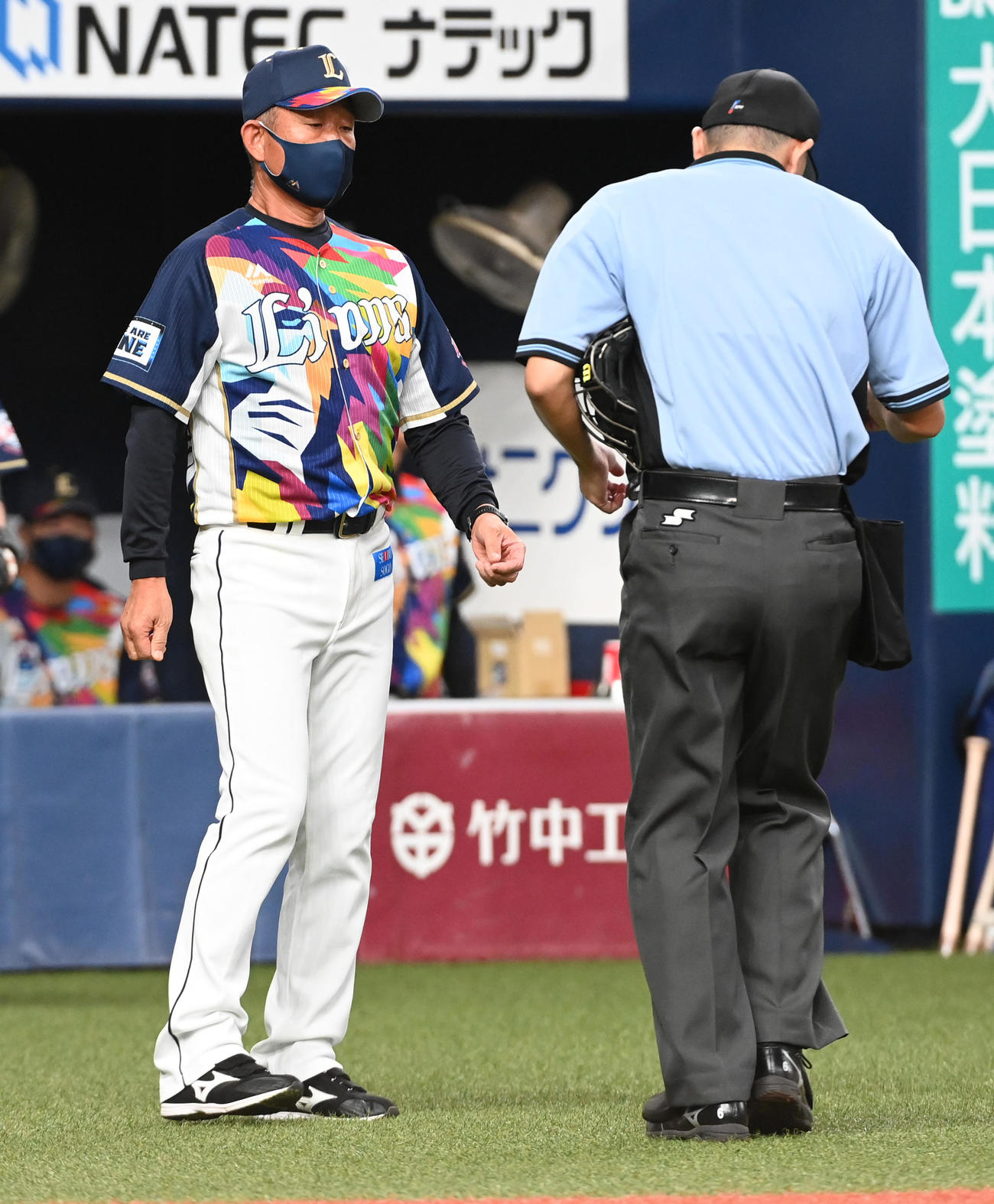 オリックス対西武　8回、松本の交代を告げる辻監督（撮影・前岡正明）
