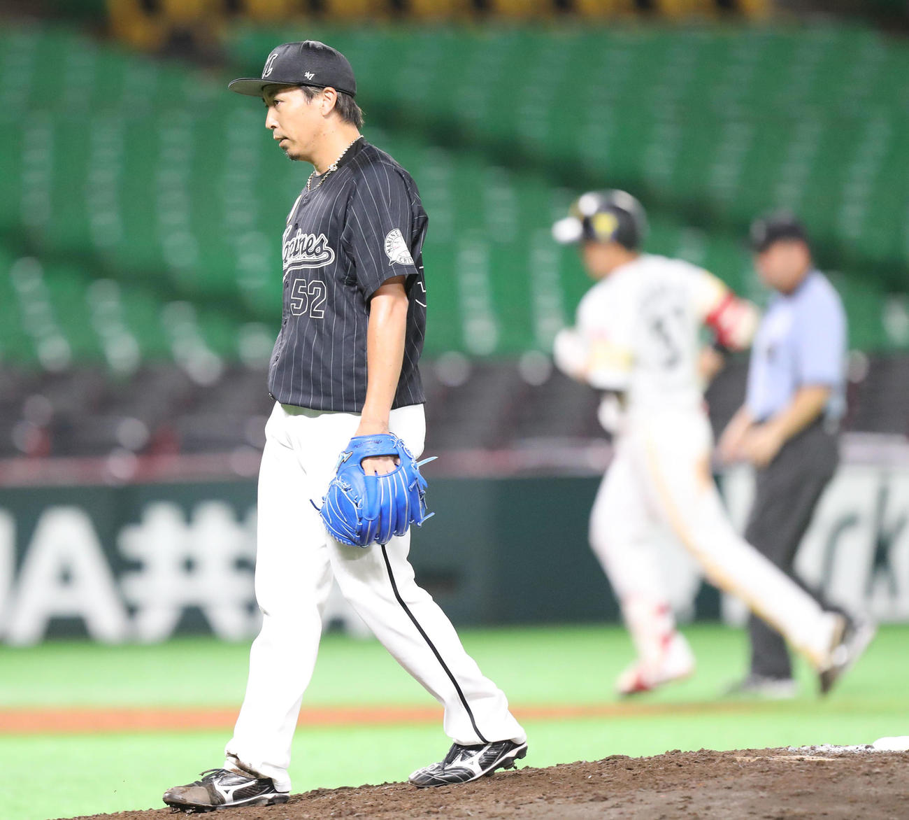 ソフトバンク対ロッテ　9回裏ソフトバンク無死、益田直也は栗原陵矢に本塁打を浴びる（撮影・梅根麻紀）