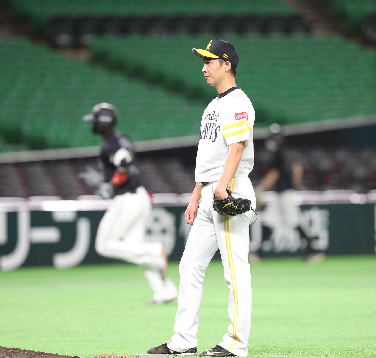 ソフトバンク対ロッテ　9回表ロッテ2死一、二塁、岩崎はエチェバリアに左越え勝ち越し3点本塁打を浴びる（撮影・梅根麻紀）