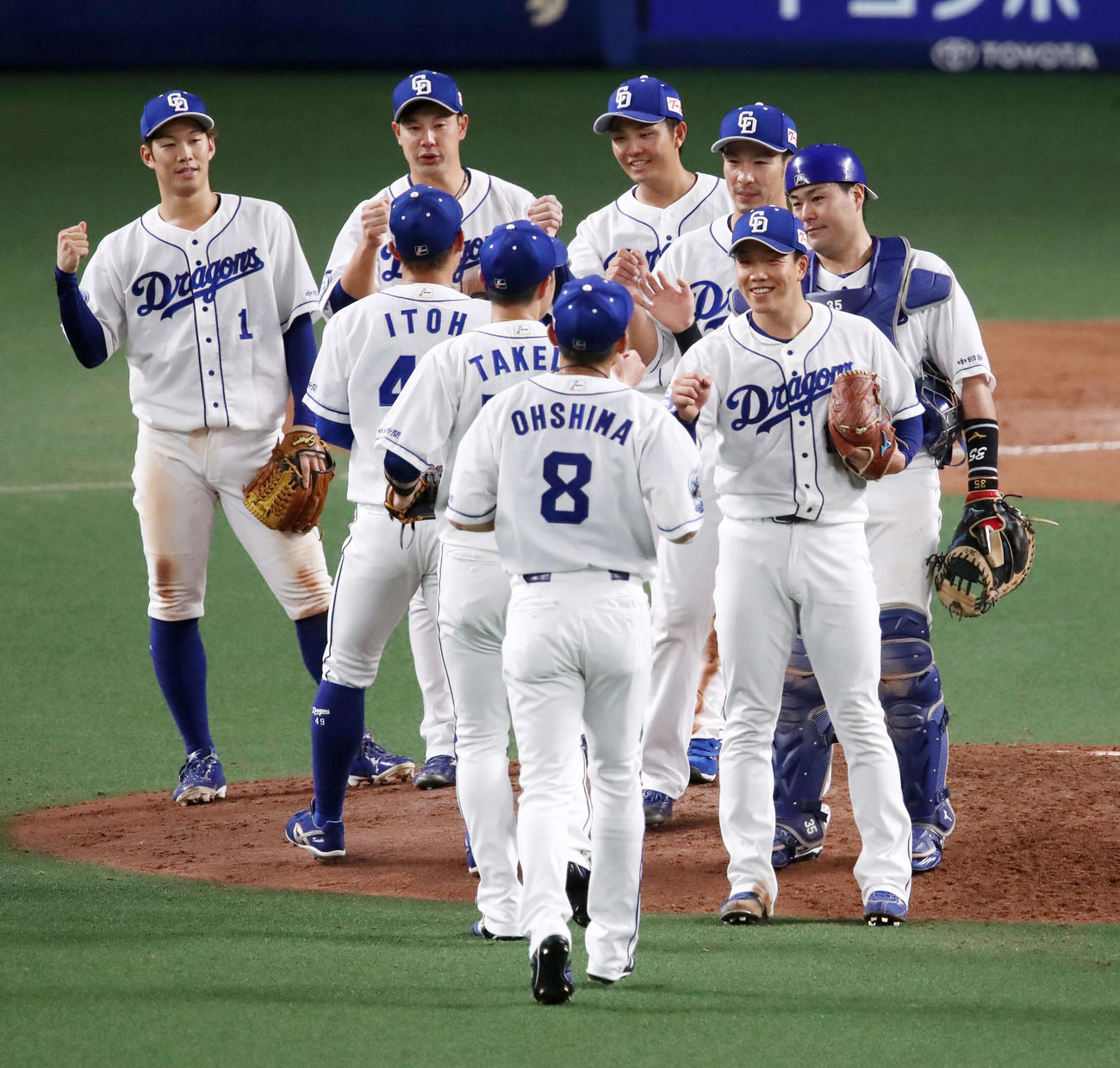 中日対阪神　マウンドでナインを出迎える完封勝利の柳（撮影・加藤哉）