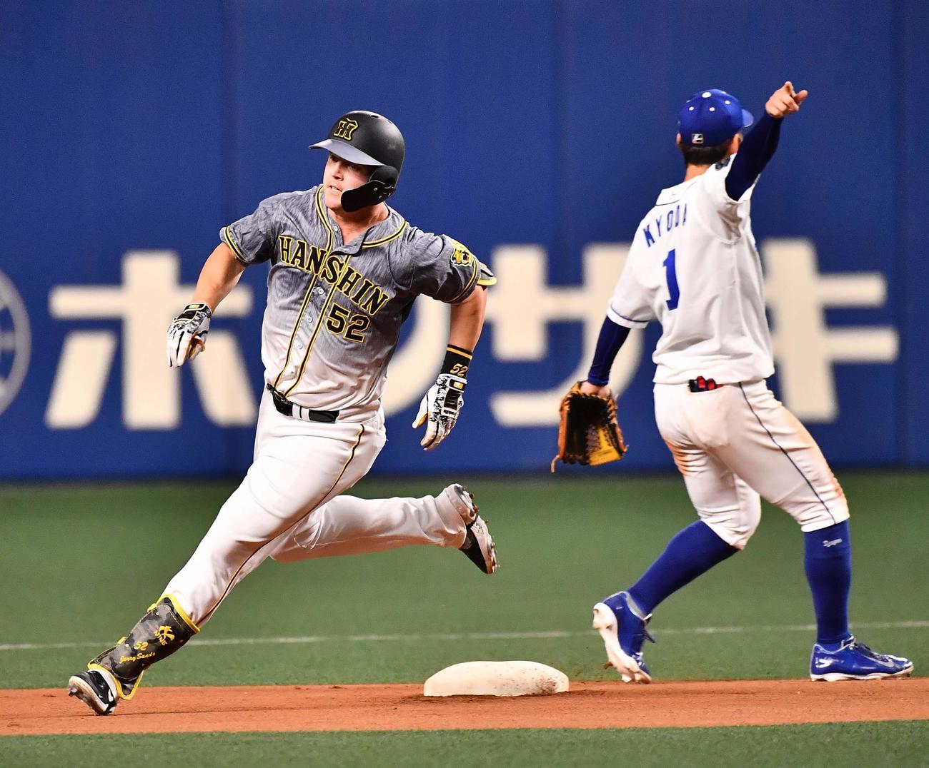 中日対阪神　4回表阪神2死、右越え打を放ち三塁に向かうサンズ（撮影・上田博志）