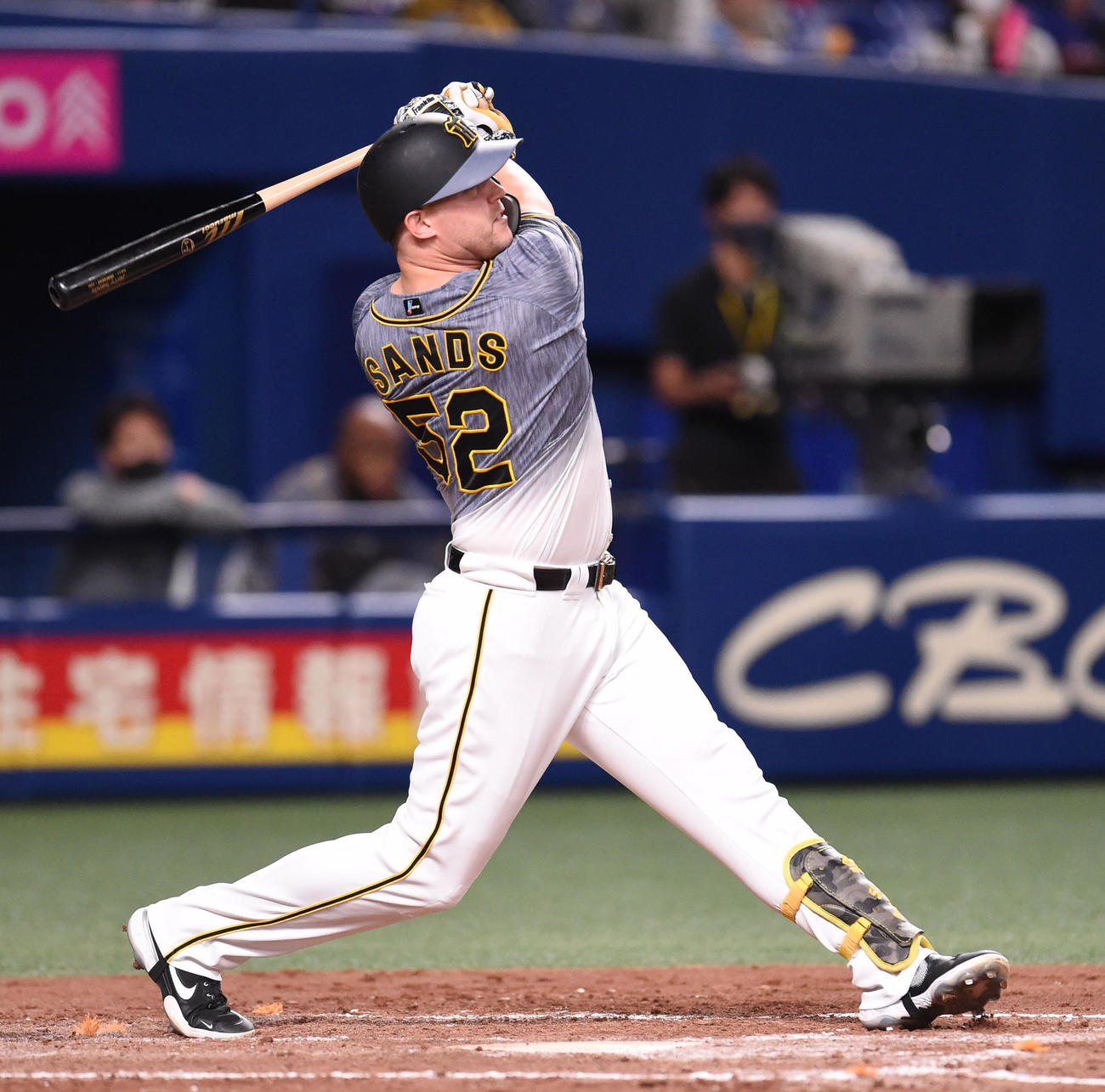 中日対阪神　4回表阪神2死、右越え三塁打を放つサンズ（撮影・森本幸一）