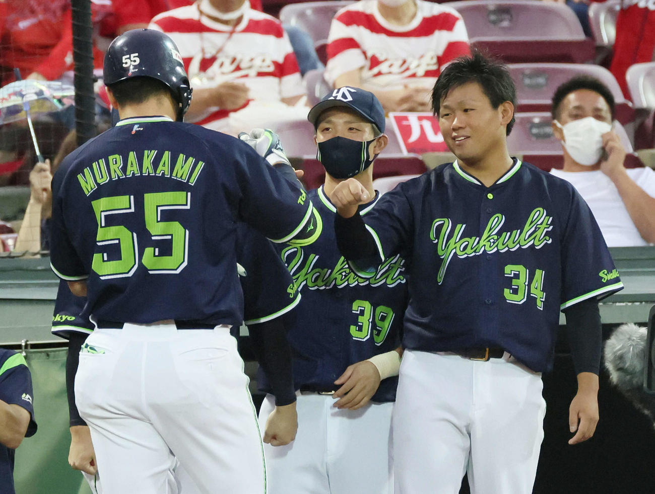 広島対ヤクルト　4回表ヤクルト1死、30号右越え本塁打を放った村上を迎える先発の田口（右）（撮影・加藤孝規）