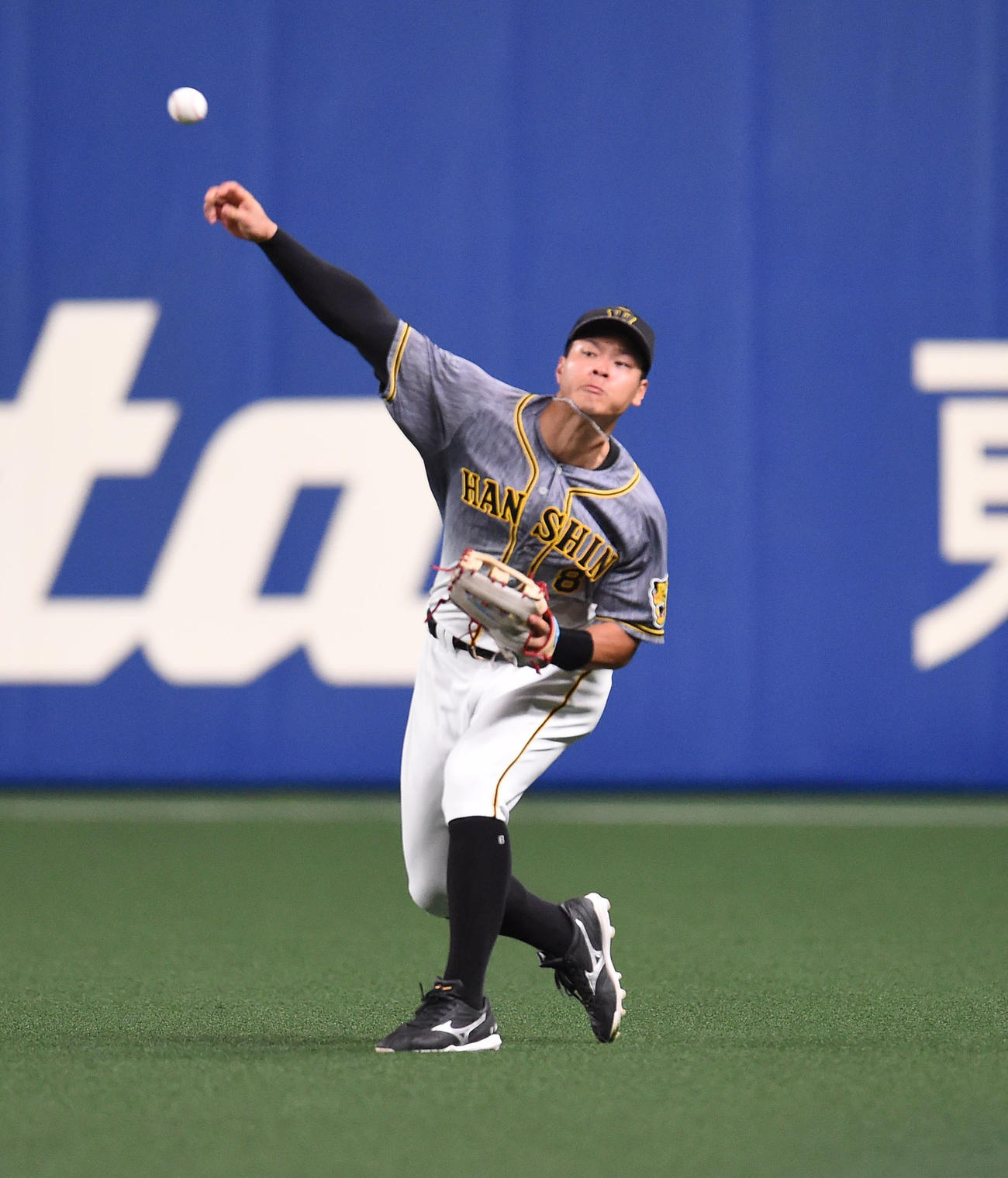 中日対阪神　1回裏中日2死二塁、ビシエドの右前打を捕球した佐藤輝は、生還を狙った京田を刺す（撮影・森本幸一）