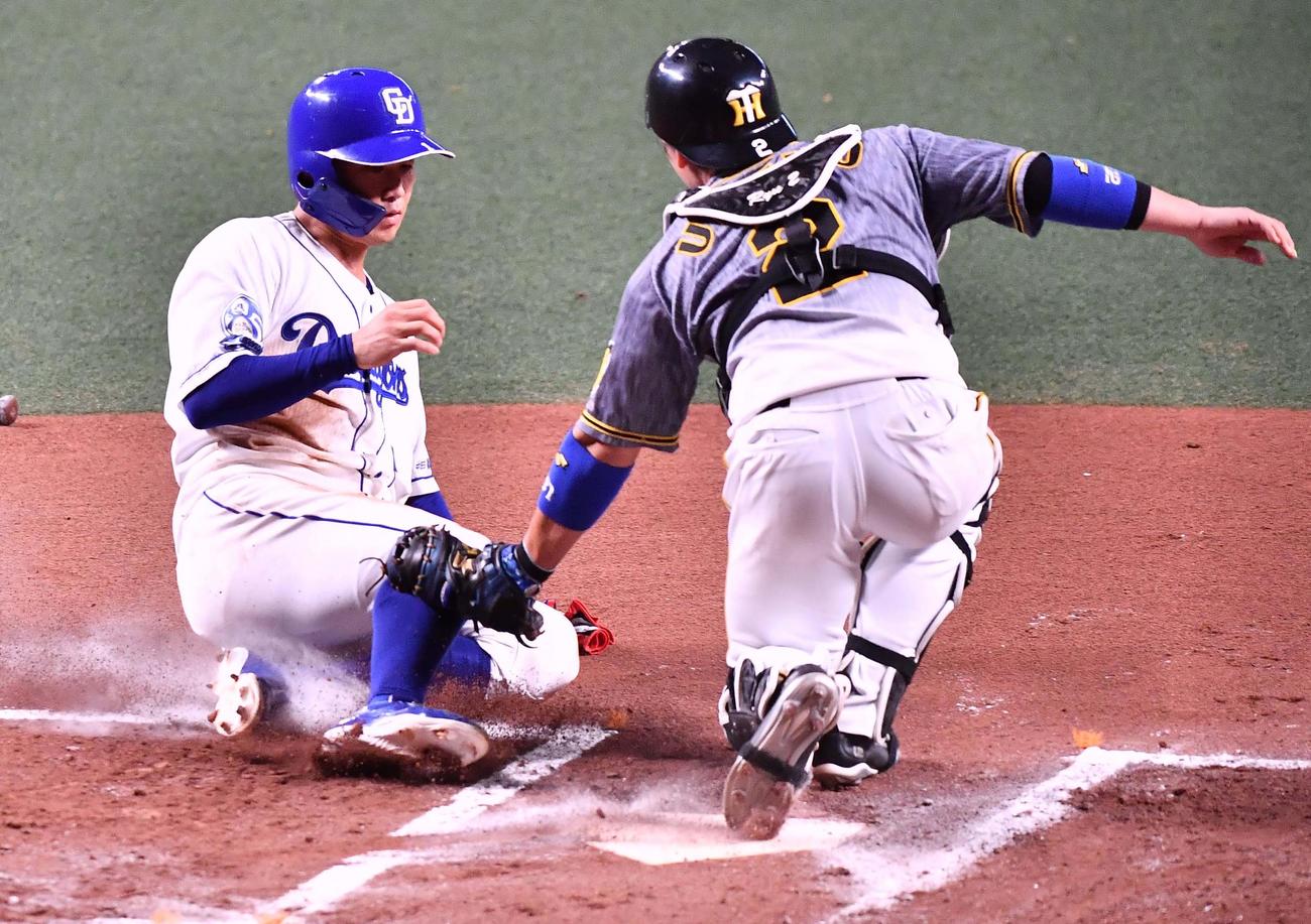 中日対阪神　1回裏中日2死二塁、ビシエドの右前打で生還を狙った京田は、佐藤輝からの好返球でタッチアウト（撮影・上田博志）