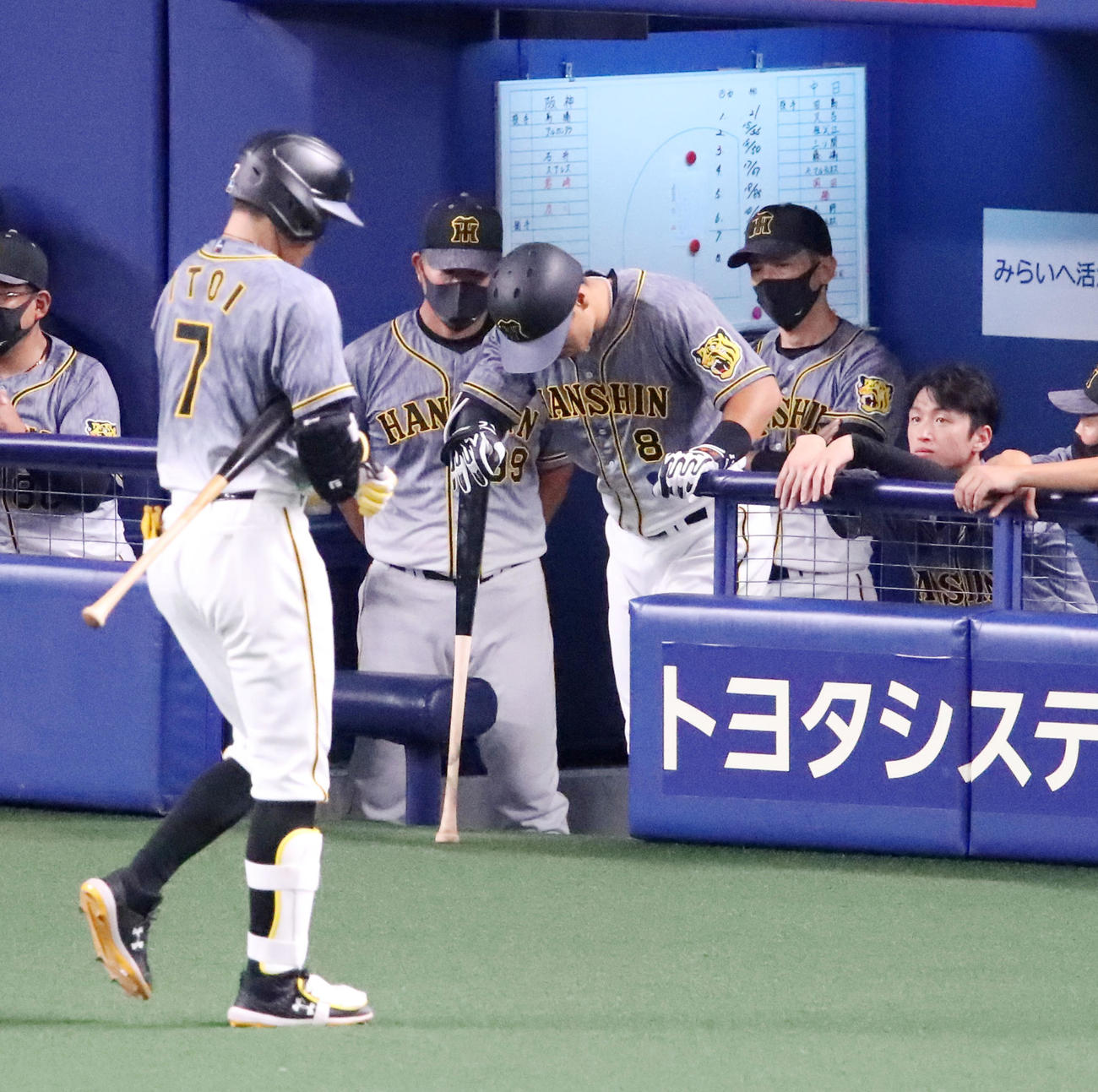 中日対阪神　9回表阪神2死一塁、次打者席へ向かう佐藤輝（中央）とグラウンドを見守るベンチのナインたち。左は凡退した代打糸井（撮影・加藤哉）