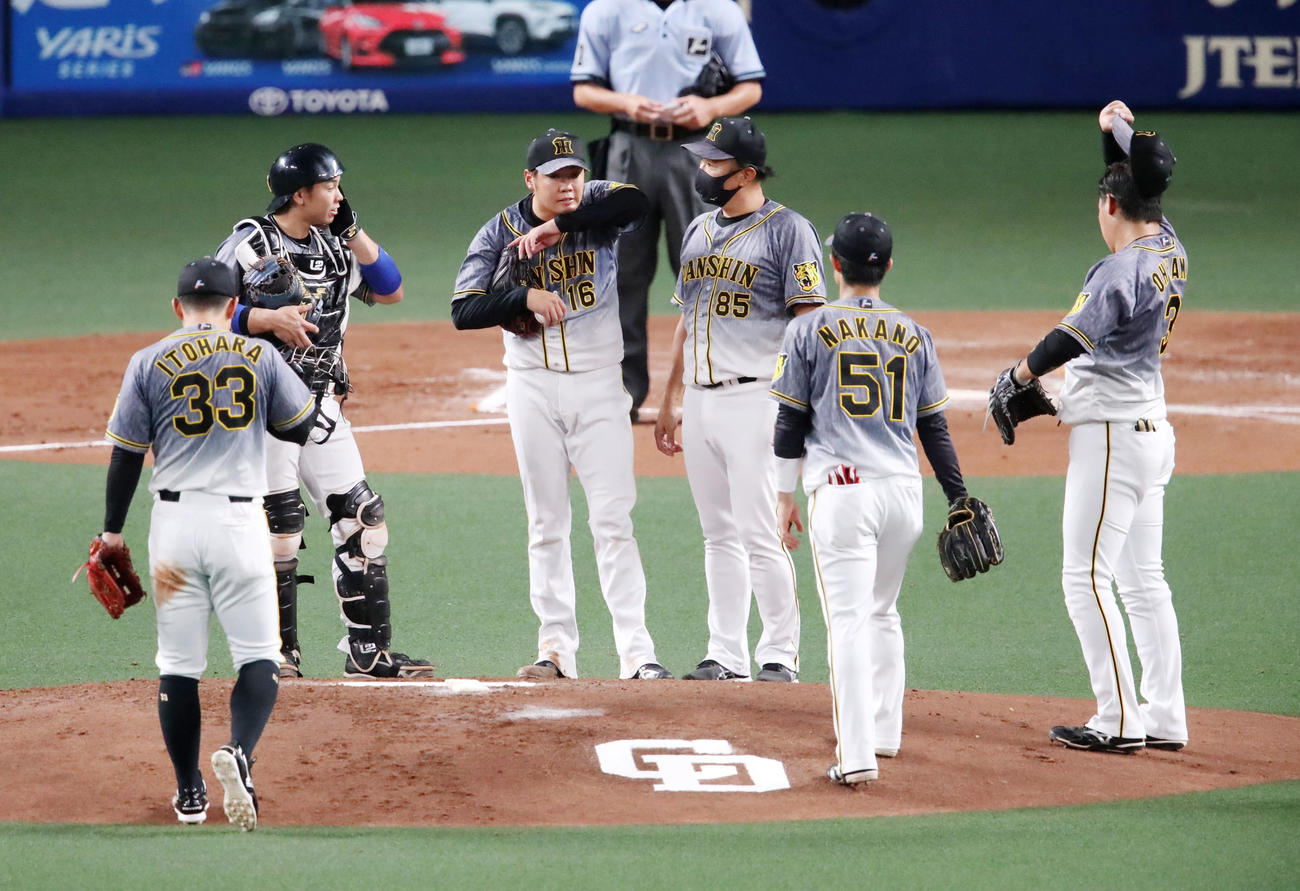 中日対阪神　2回裏中日1死一、二塁、西勇（中央）は打者渡辺を迎え、福原コーチ（右から3人目）らの激励を受ける（撮影・加藤哉）