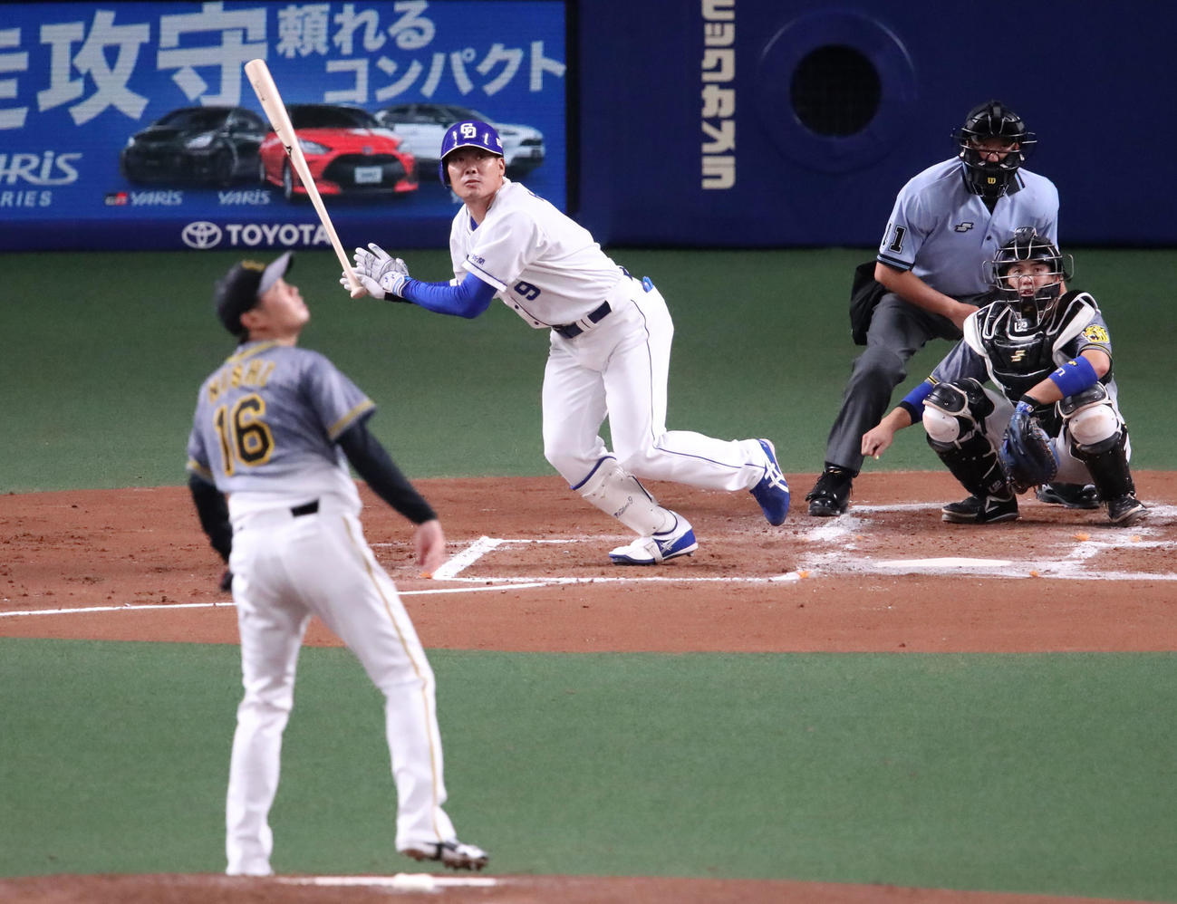 中日対阪神　2回裏中日無死、左越え二塁打を放つ福留。投手は西勇（撮影・加藤哉）