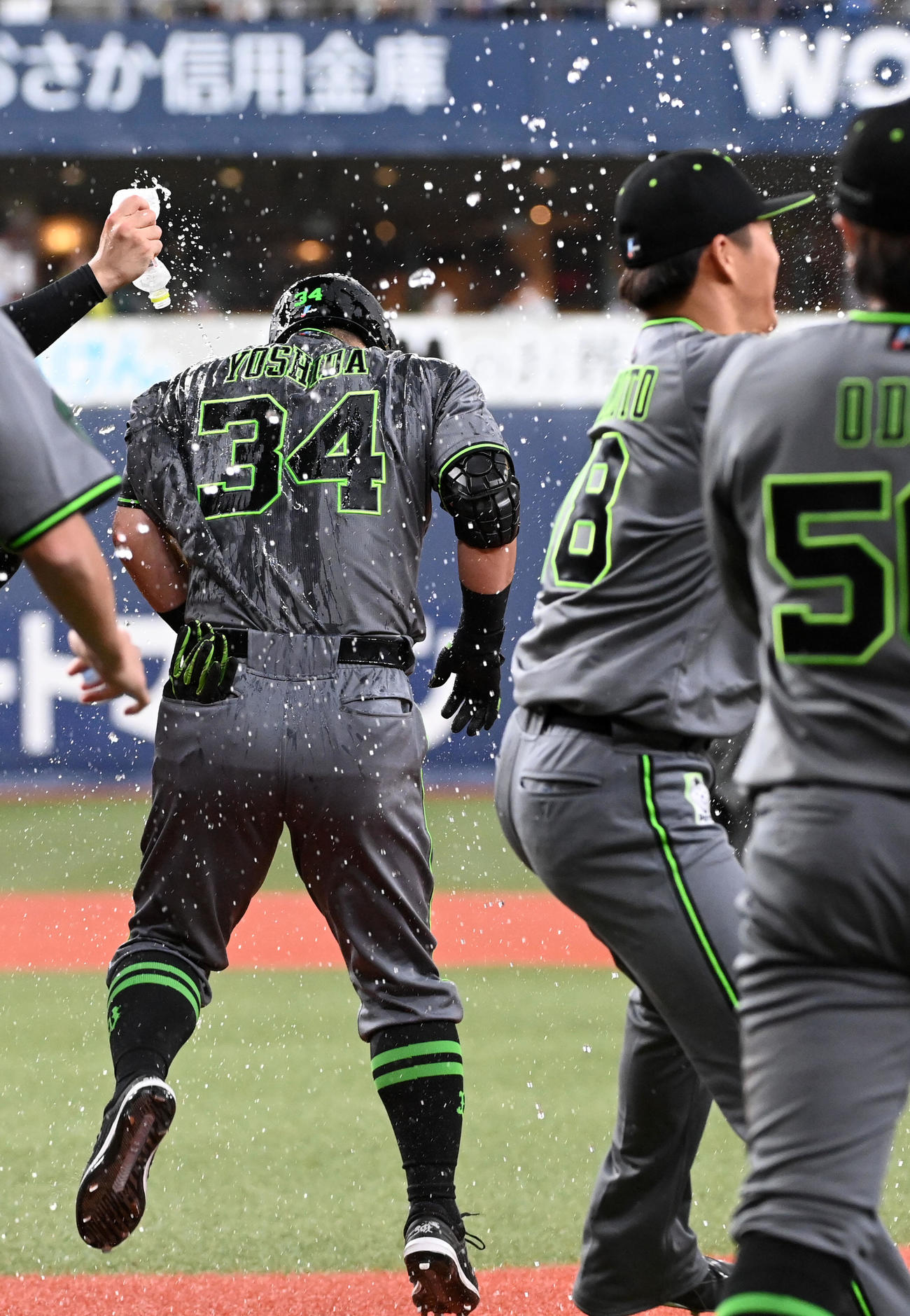 オリックス対西武　9回裏オリックス1死満塁、祝福を受ける吉田正（左）と宗に水を掛ける山本（撮影・前岡正明）