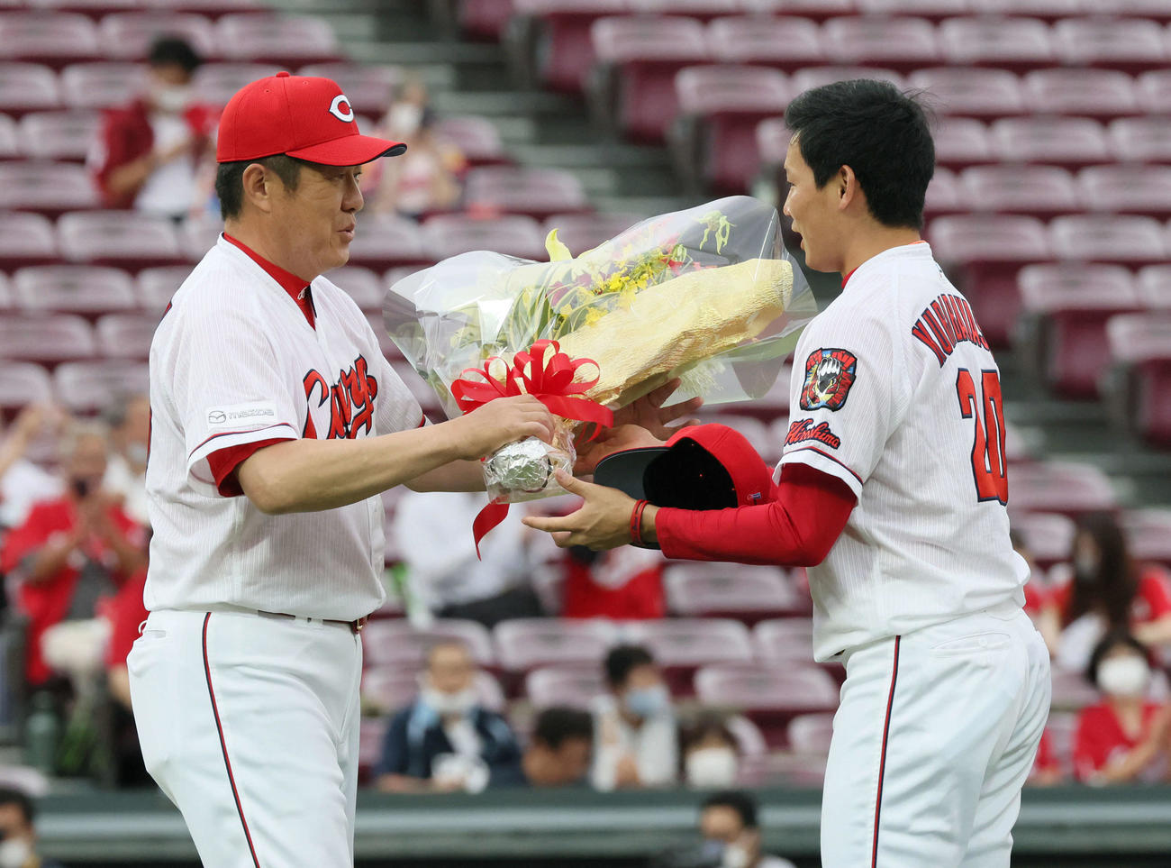 広島対ヤクルト　東京オリンピック野球代表選手凱旋セレモニー　栗林に花束を渡す佐々岡監督（撮影・加藤孝規）