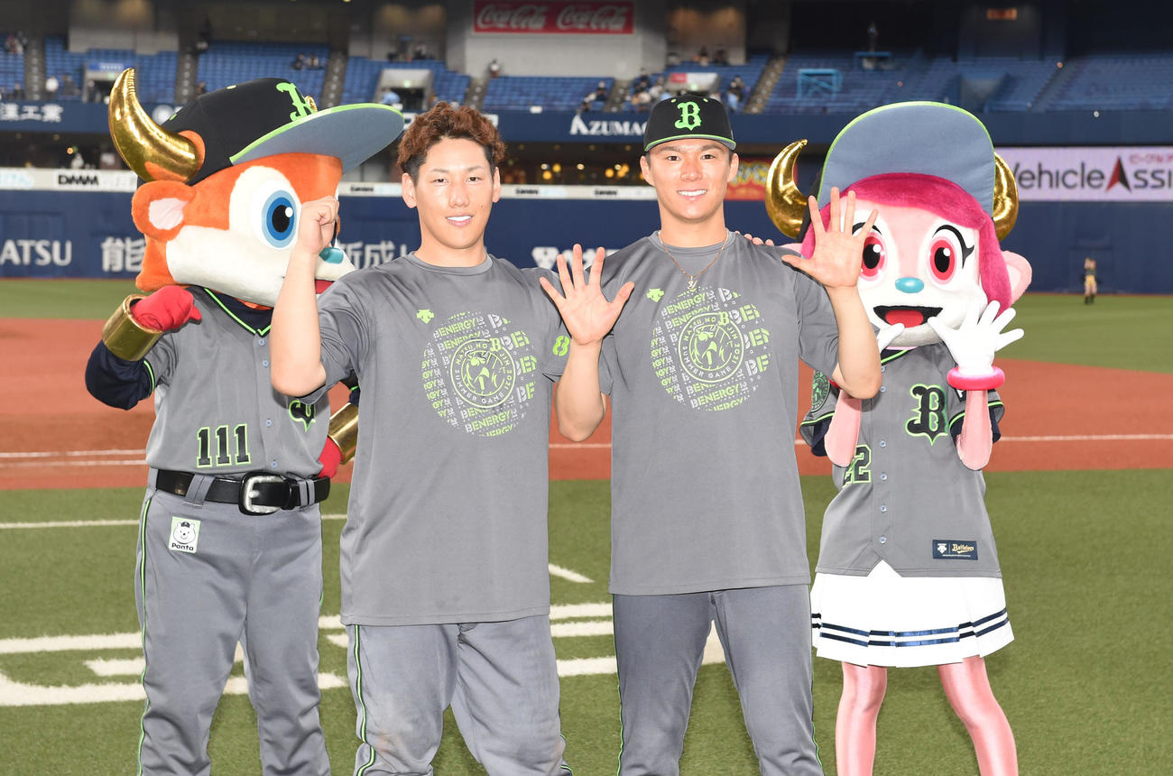 オリックス対西武　笑顔で10勝ポーズをとる山本（右）と肩を抱きながらガッツポーズする吉田正（撮影・前岡正明）