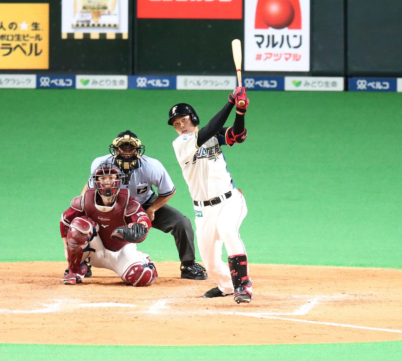 日本ハム対楽天　8回裏日本ハム1死、左中間に本塁打を放つ野村（撮影・黒川智章）