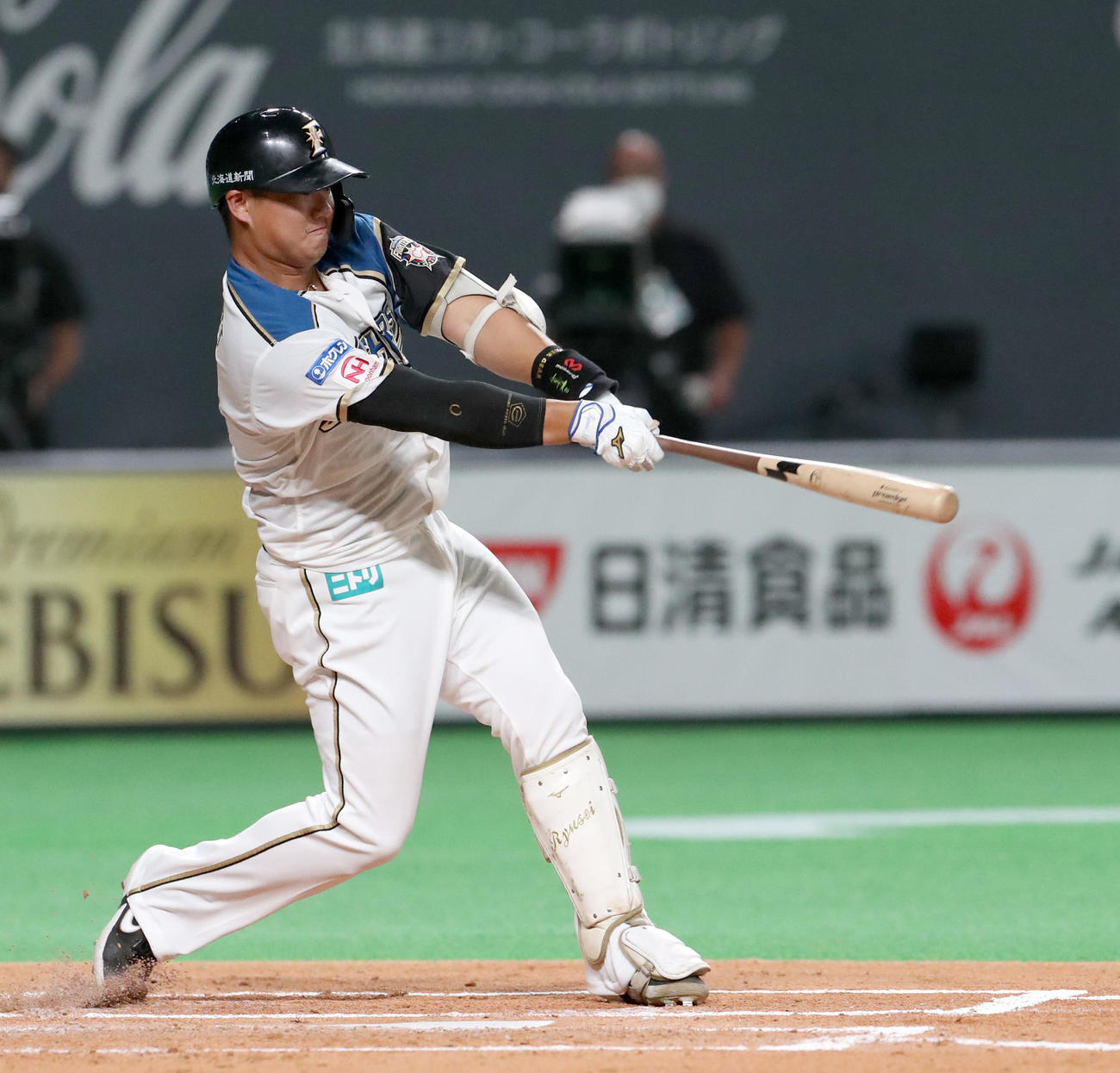 日本ハム対楽天　2回裏日本ハム2死、佐藤は左前打を放つ（撮影・佐藤翔太）
