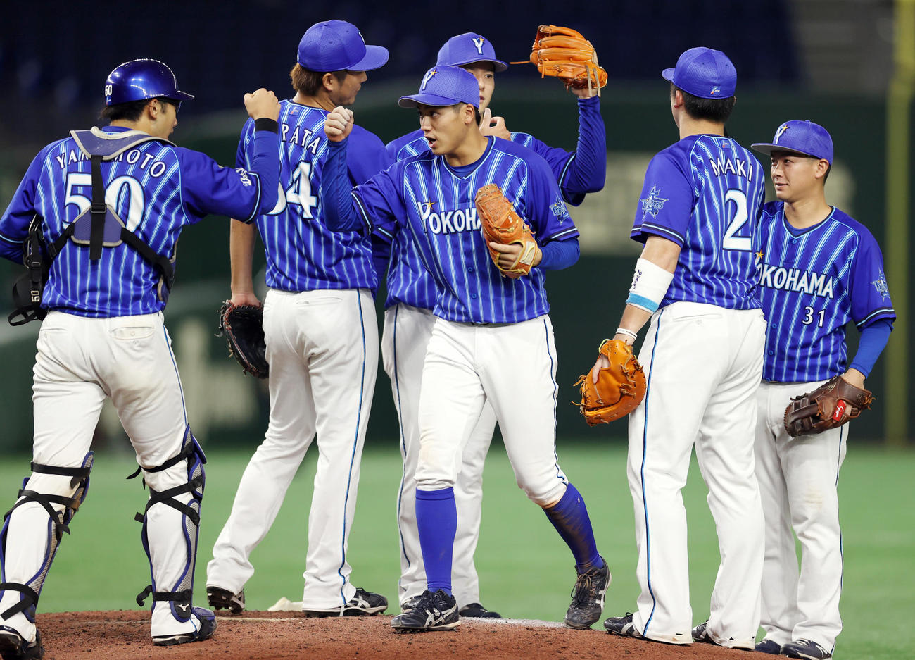 巨人対DeNA　試合後、勝利の喜びを分かち合う森（中央）らDeNAナイン（撮影・狩俣裕三）