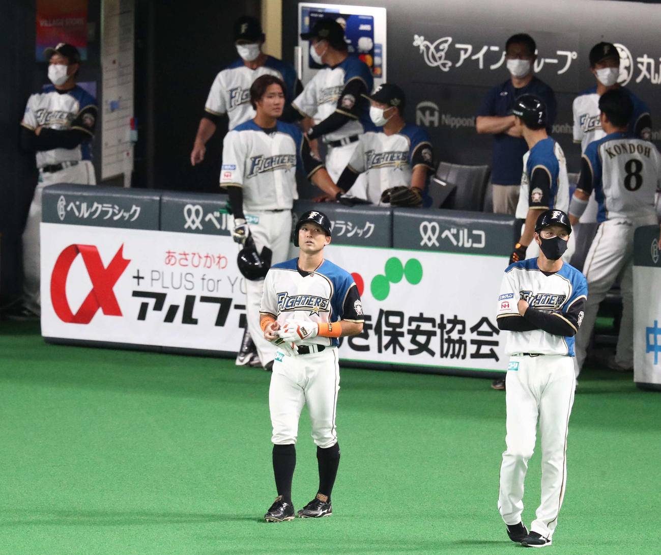 日本ハム対楽天　9回裏日本ハム1死一塁、郡の左飛で二塁に進んでいた一塁走者の杉谷（中央）は、帰塁時に二塁ベースを踏まずに戻りアウトになり渋い表情（撮影・黒川智章）