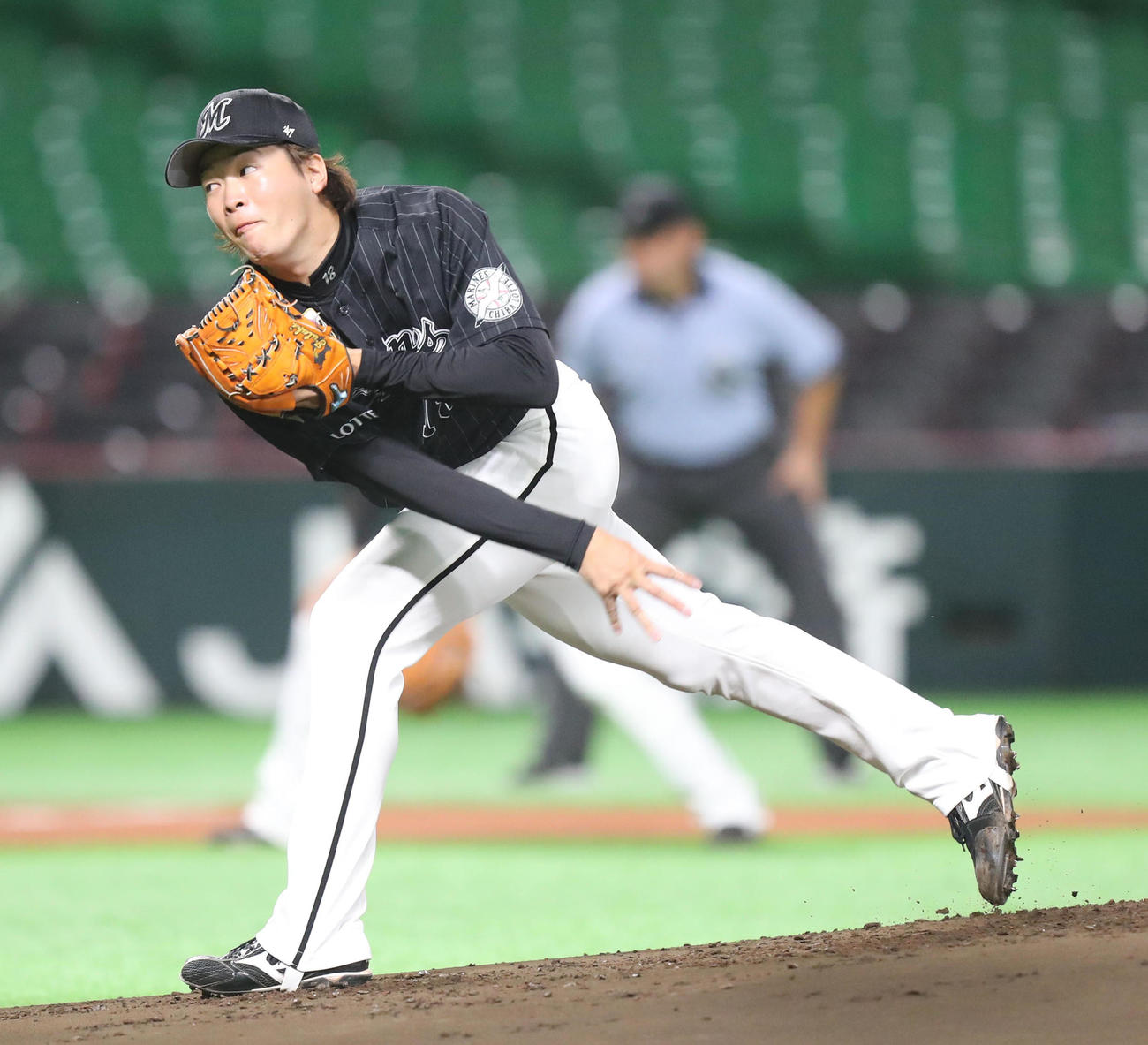 ソフトバンク対ロッテ　力投するロッテ先発二木（撮影・梅根麻紀）