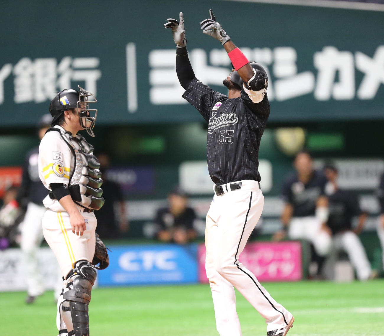 ソフトバンク対ロッテ　9回表2死一、二塁、エチェバリアは左越えに勝ち越し3点本塁打を放つ（撮影・梅根麻紀）