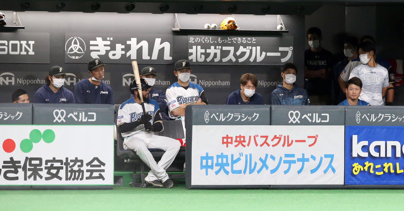 日本ハム対楽天　意気消沈の日本ハムベンチ（撮影・佐藤翔太）