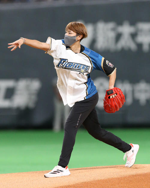日本ハム対楽天　試合前、始球式をする東京五輪陸上女子100メートル障害に出場した寺田（撮影・佐藤翔太）