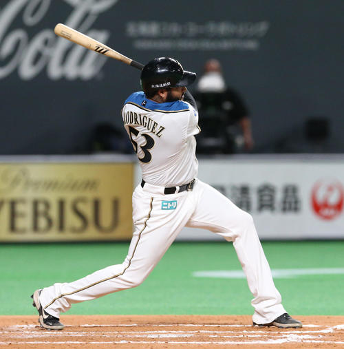 日本ハム対楽天　7回裏日本ハム1死二塁、R・ロドリゲスは中前適時打を放つ（撮影・佐藤翔太）