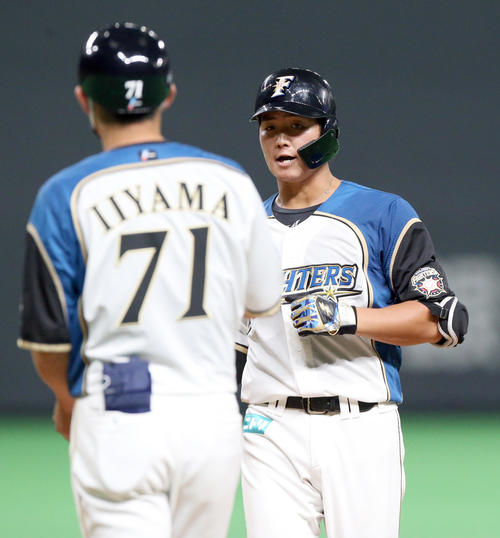 日本ハム対楽天　7回裏日本ハム2死一、三塁、郡は左前適時打を放つ（撮影・佐藤翔太）