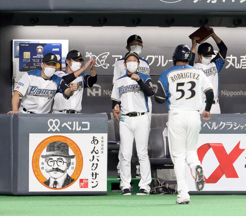 日本ハム対楽天　7回裏日本ハム2死一、三塁、郡拓也の左前適時打で生還したR・ロドリゲスを出迎える栗山監督（中央）（撮影・佐藤翔太）