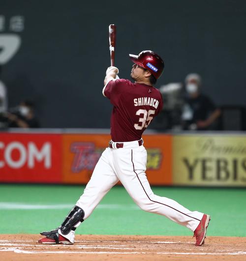 日本ハム対楽天　8回表楽天2死、右越え本塁打を放つ島内（撮影・黒川智章）
