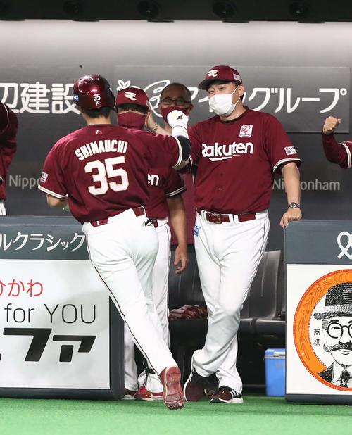 日本ハム対楽天　8回表、本塁打を放った島内を出迎える石井GM兼監督（撮影・黒川智章）