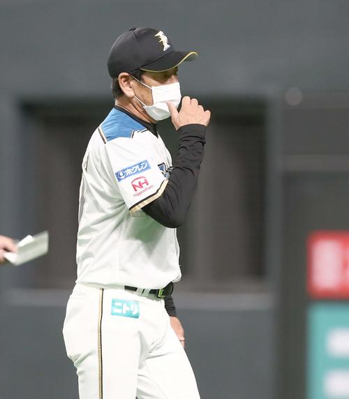 日本ハム対楽天　渋い表情で選手交代を告げる栗山監督（撮影・黒川智章）