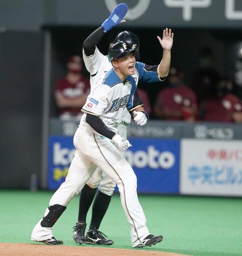 日本ハム対楽天　9回裏日本ハム1死一塁、左越え2点本塁打を放ち叫ぶ高浜（撮影・黒川智章）