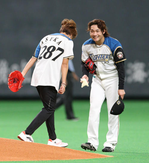 日本ハム対楽天　試合前、始球式を終えあいさつをする東京五輪陸上女子100メートル障害に出場した寺田（左）と日本ハム伊藤（撮影・佐藤翔太）