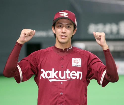 日本ハム対楽天　勝利投手になりガッツポーズをする楽天岸（撮影・佐藤翔太）