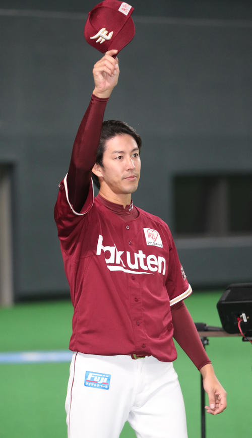 日本ハム対楽天　勝利投手になりスタンド応援席に向かって手をふる楽天岸（撮影・佐藤翔太）