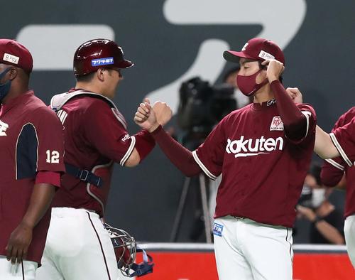 日本ハム対楽天　試合後、炭谷を出迎える岸（撮影・黒川智章）