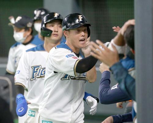 日本ハム対楽天　9回裏、2点本塁打を放ちナインに出迎えられる高浜（撮影・黒川智章）