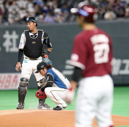 日本ハム対楽天　1回表楽天1死満塁、日本ハム伊藤は岡島（右手前）に押し出しとなる死球を与える（撮影・佐藤翔太）
