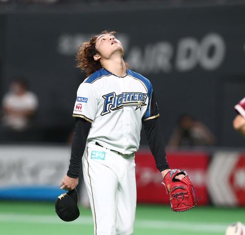 日本ハム対楽天　5回に2失点し天を仰ぎ引き揚げる伊藤（撮影・黒川智章）